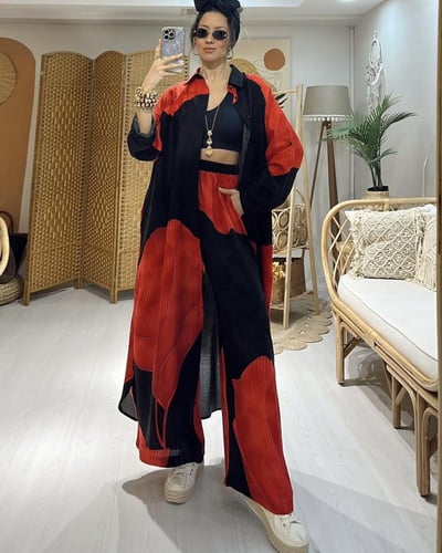 طقم مميز بقصته الواسعة