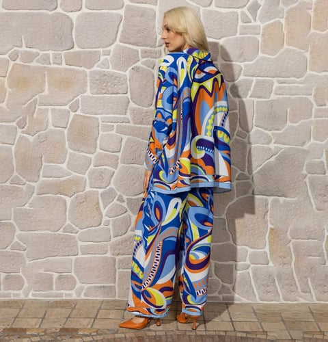 تمتعي برقي الساتان مع الطقم ذا الألوان الصيفية الأ...