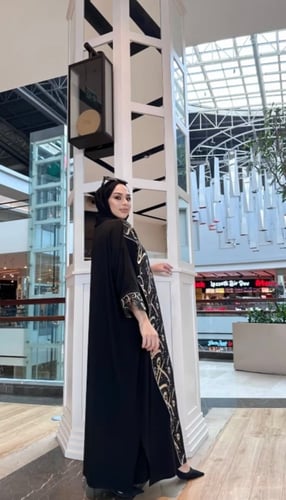 عباية مزينة بزخرفة عربية