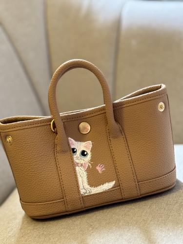 شنطة جلد بني فاتح صغيرة رسم يدوي قطة بيضاء