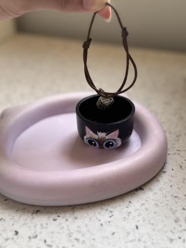 صحن اكسسوارات اسود رسم يدوي قطة سيامية