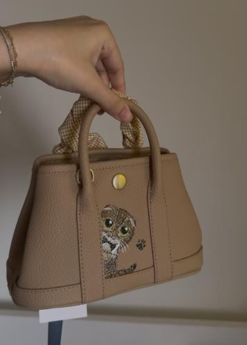 شنطة جلد من زايروس رسم يدوي