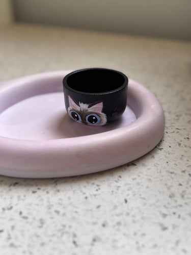 صحن اكسسوارات اسود رسم يدوي قطة سيامية