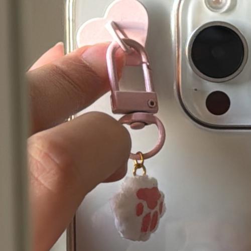 تعليقة جوال قلب فيها يد قطتك (في حال الطلب راح يتم...