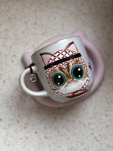 كوب قطة مع شماغ