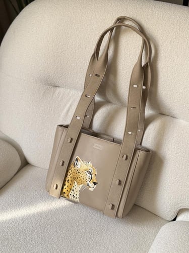 شنطة جلد بيج رسم يدوي نمر