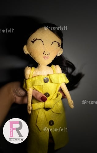 دميه مع الفستان اصفر