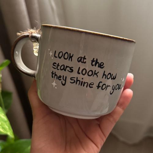 رسم يدوي على كوب مع كتابه عبارة مع شخصين