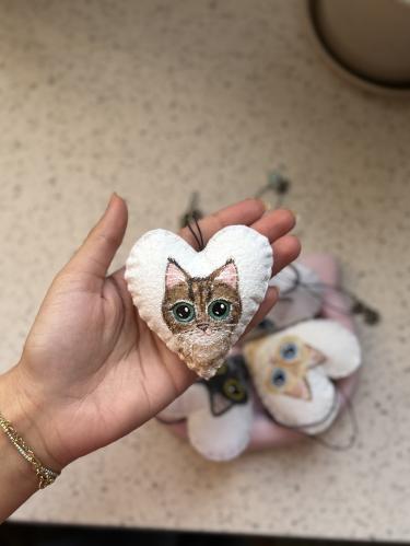 تعليقة قلب قطة حياكة ورسم يدوي قطة سكوتيش سريت