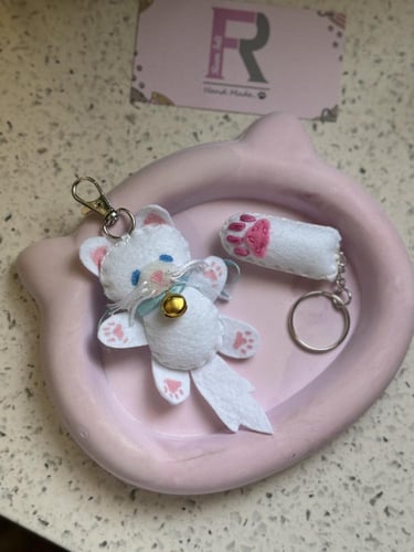 ميدالية قطة cinnamonroll ☁️