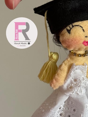 ميدالية دميه خريجة