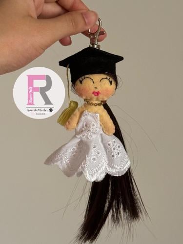 ميدالية دميه خريجة