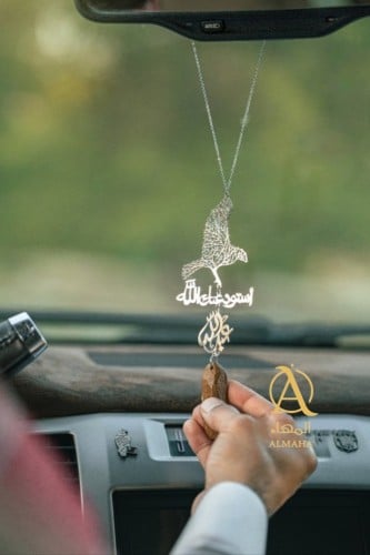 تعليقة سيارة عود مع رسمة الصقر