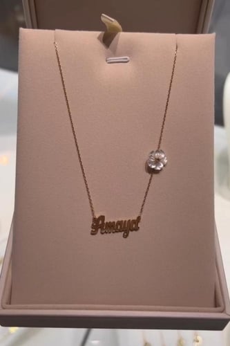 سلسال ناعم بالإسم مع ورده انيقه