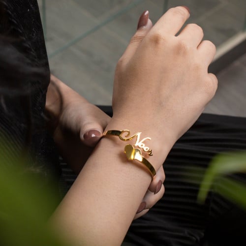 اسوارة بتصميم أنيق بالاسم مع قلب