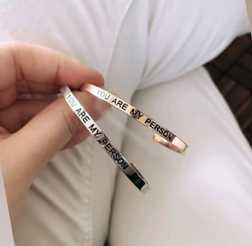 اسوارة بالاسم رجالي ونسائي تصميم حسب الطلب