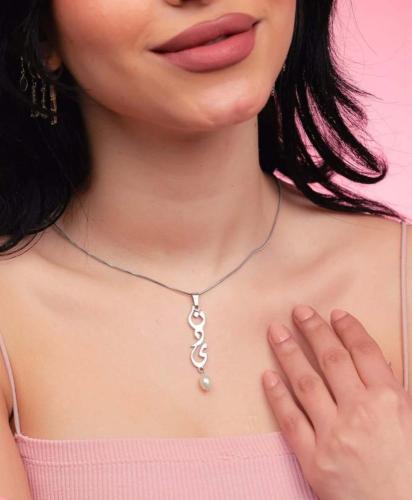 قلادة بالاسم بالؤلؤ أنيق