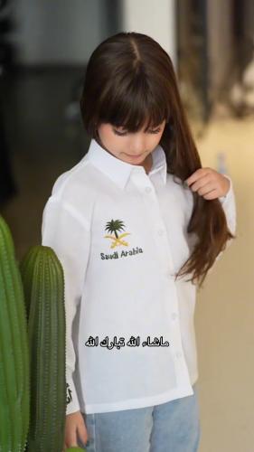 قميص كتان بتطريز شعار سيفين ونخلة