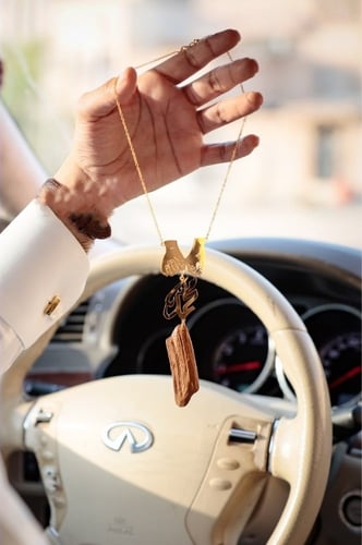 تعليقة بحفر ماسكين يد بعض