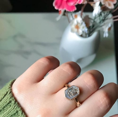 خاتم ملكي - حجر صغير مرصع بلزركون البراق فضه ايطال...