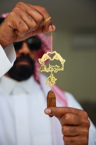 تعليقة كسرة العود بشكل قلب بيدين ترند