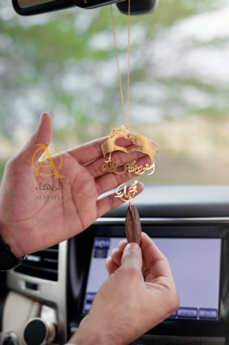 تعليقة كسرة العود بشكل قلب بيدين