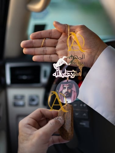 تعليقة سيارة قلب بيدين ترند مع الصورة