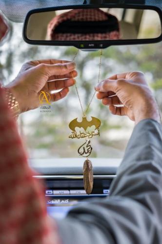 تعليقة سيارة على شكل شعار باتمان بالاسم