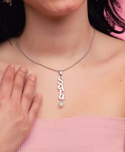 قلادة بالاسم بالؤلؤ أنيق