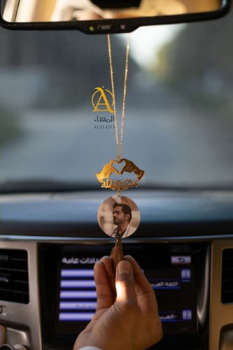 تعليقة سيارة قلب بيدين ترند مع الصورة