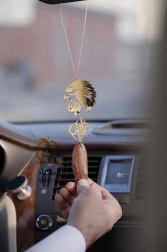 تعليقة صقر بكسرة العود