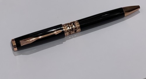 قلم اسود على ذهبي