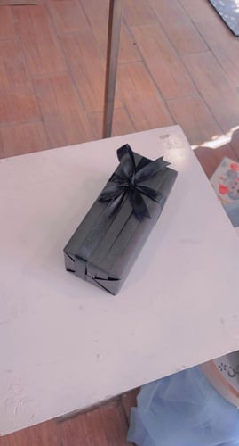 تغليف اسود + شريطة لطلبك