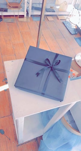 تغليف اسود + شريطة لطلبك