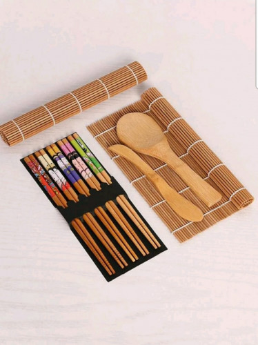 طقم صنع سوشي مع حصيرة واعواد