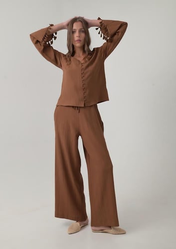 طقم بنطلون وبلوزة بني