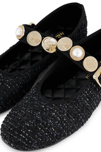 فلات قماش أسود باكسسوار ذهبي