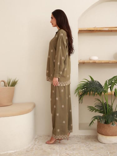 طقم زيتي بنطلون وقميص