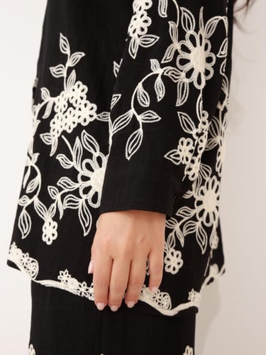 طقم اسود بنطلون وقميص