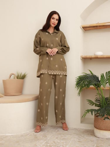 طقم زيتي بنطلون وقميص