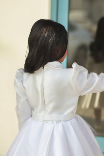 فستان اوف وايت بشك يدوي في الصدر