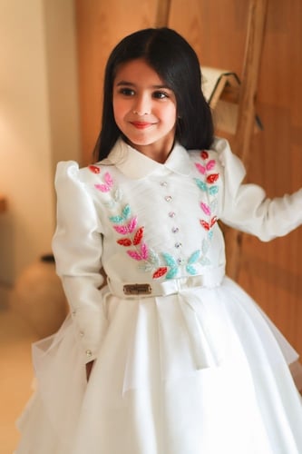 فستان اوف وايت بشك يدوي في الصدر