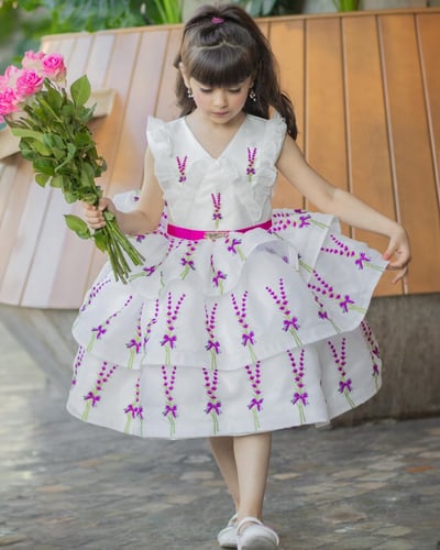 فستان ابيض بتطريز لافندر راقي