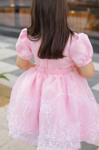 فستان عريب وردي بتطريز اوف وايت