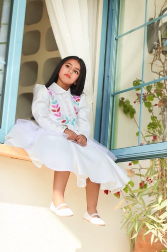 فستان اوف وايت بشك يدوي في الصدر