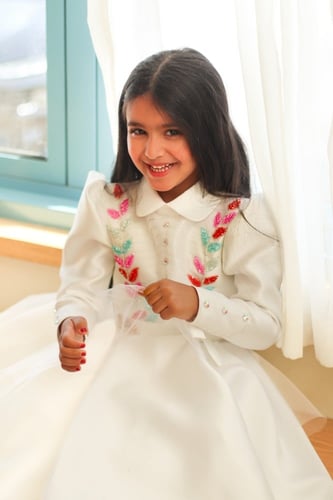 فستان اوف وايت بشك يدوي في الصدر