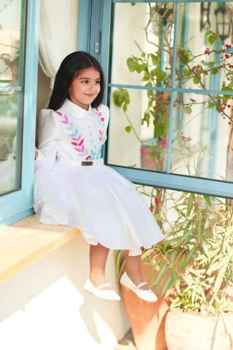 فستان اوف وايت بشك يدوي في الصدر