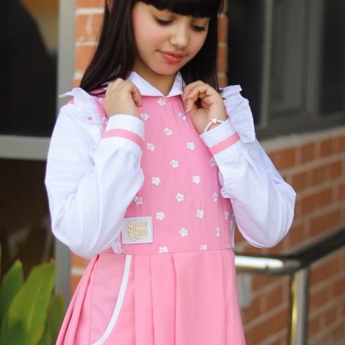 مريول وردي بتطريز ورد ابيض _ مريول مدرسي للابتدائي