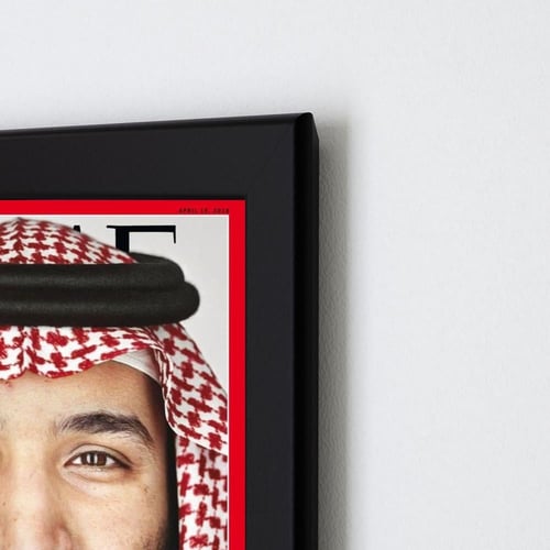 لوحة جدارية مع برواز قائد السعودية ولي العهد محمد...