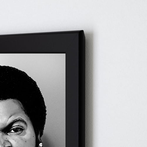 لوحة جدارية فنية برواز ابيض ، اسود